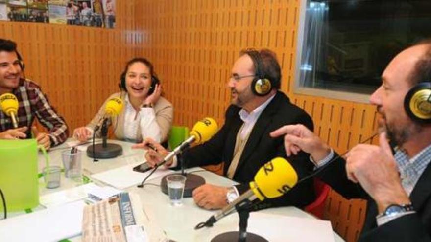 Tres de los cuatro candidatos, ayer en el estudio, junto al director del programa, Juan Pablo Pérez.