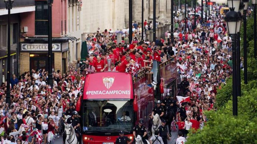 Jugadores y técnicos del Sevilla, recibidos como héroes