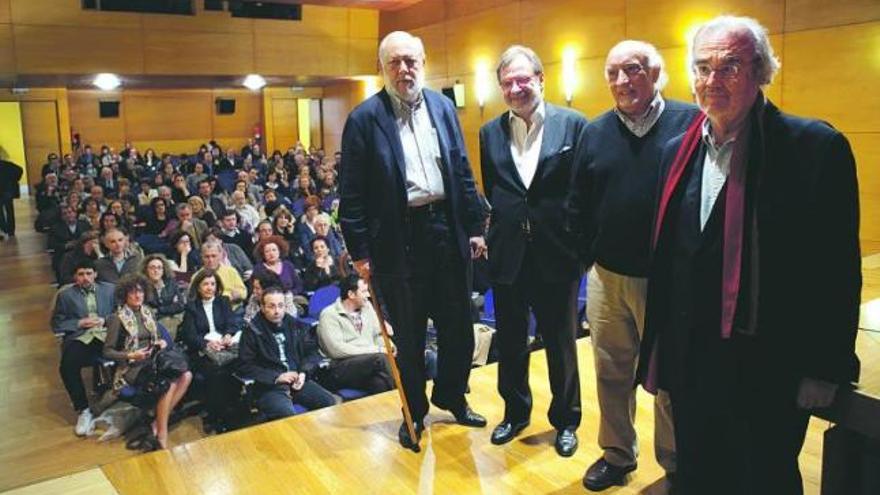 Por la izquierda, Sánchez Harguindey, Cebrián, Vicent y Gutiérrez Aragón, en el salón de actos de Cajastur, ayer en Oviedo.