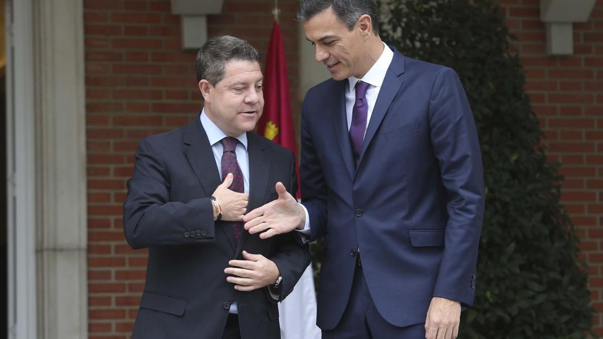 El presidente del Gobierno, Pedro Sánchez, recibe al presidente de Castilla-La Mancha, el socialista Emiliano García-Page, el 15 de octubre de 2018 en la Moncloa.