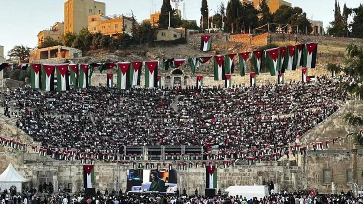 Cientos de aficionados jordanos en el Teatro Romano de Amán, para ver uno de los partidos de su selección.