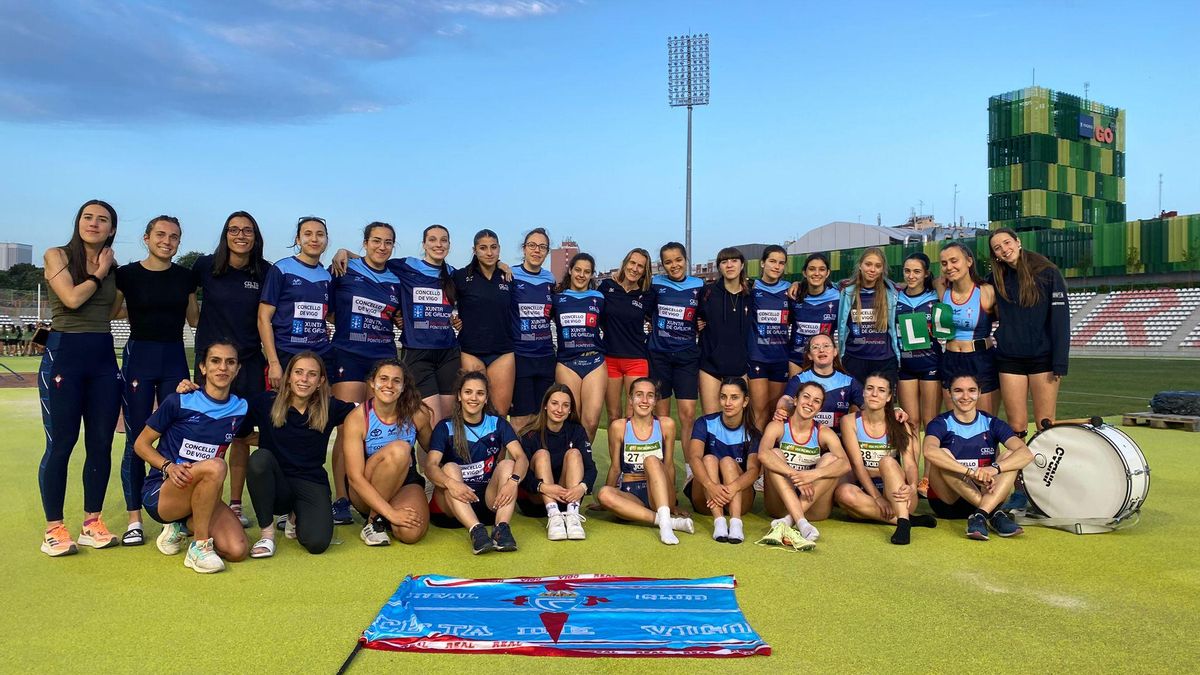 Equipo femenino del Celta Atletismo en el estadio de Vallehermoso