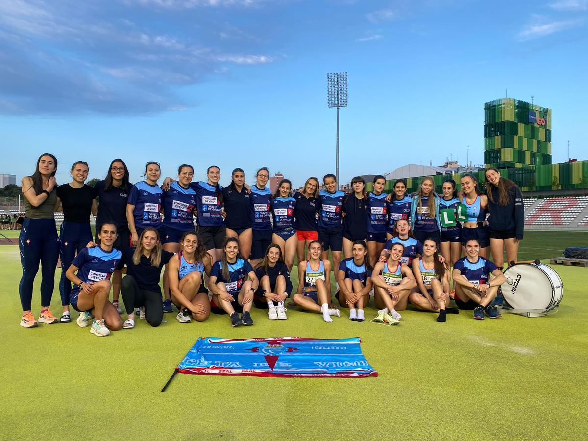 Equipo femenino del Celta Atletismo en el estadio de Vallehermoso