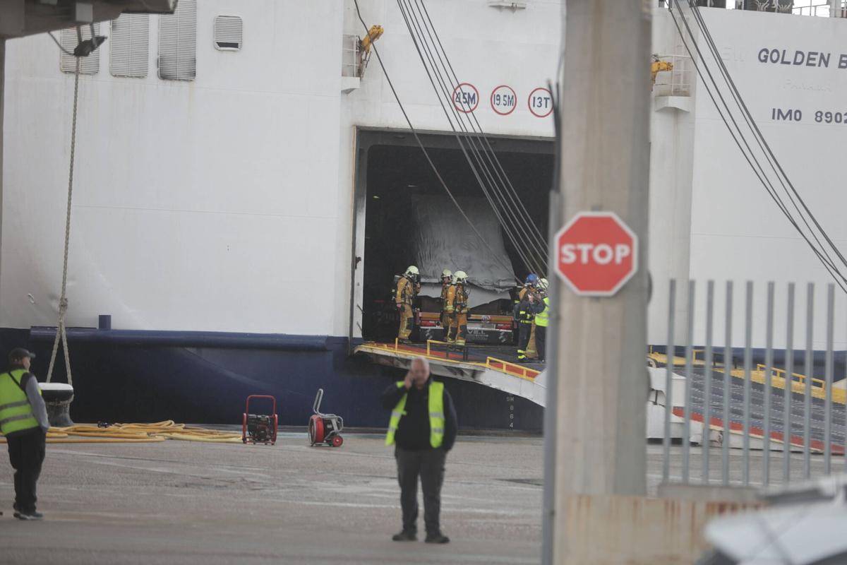 FOTOS | Nuevo incendio en la bodega de un ferry que cubría la ruta Barcelona-Palma FOTOS | Nuevo incendio en la bodega de un ferry que cubría la ruta Barcelona-Palma