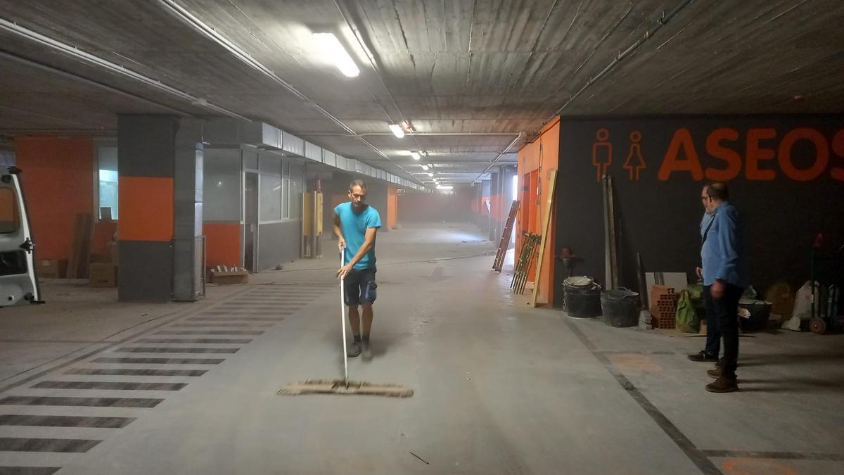 El edil de Parking durante su visita a las obras del complejo