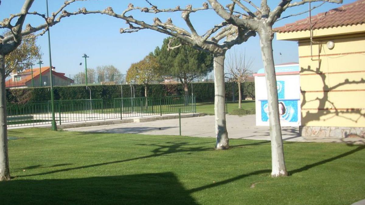Piscina de Morales del Vino con el bar a la derecha. | ARCHIVO