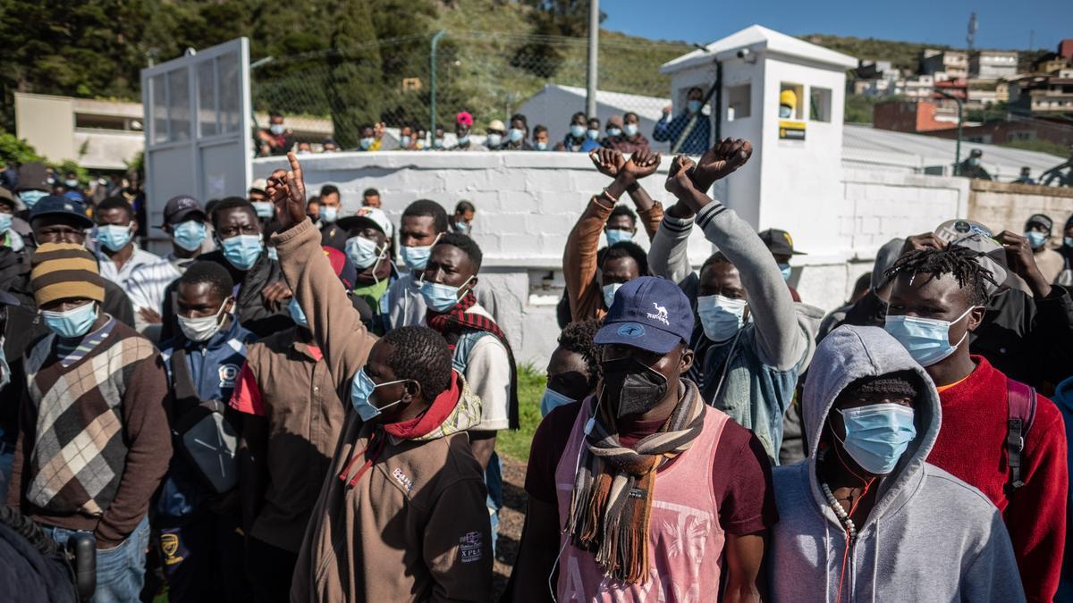 El diputado de Vox Ortega Smith visita el campamento de Las Canteras