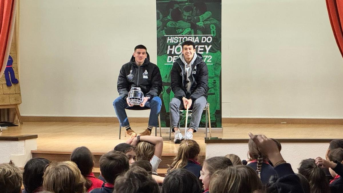 Martín Rodríguez y Arnau Xaus, durante la charla con los escolares dle CPR Esclavas.