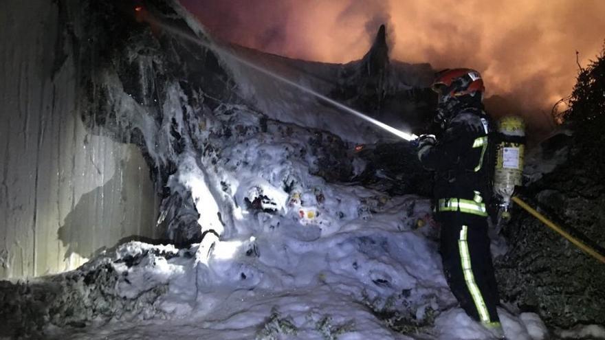 Los bomberos apagan el fuego del camión.