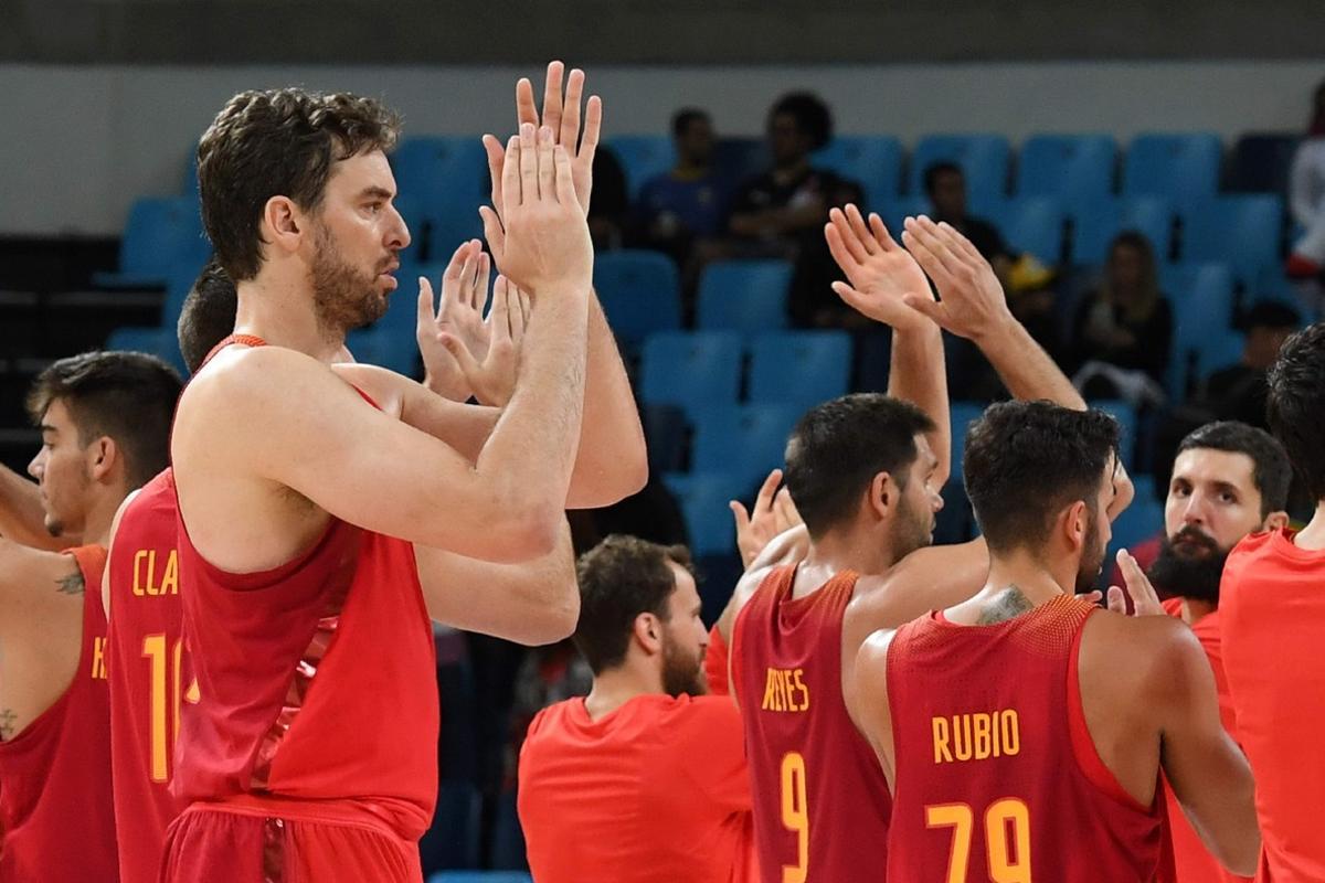 La selecció espanyola de bàsquet canta de tornada a la Vila Olímpica.