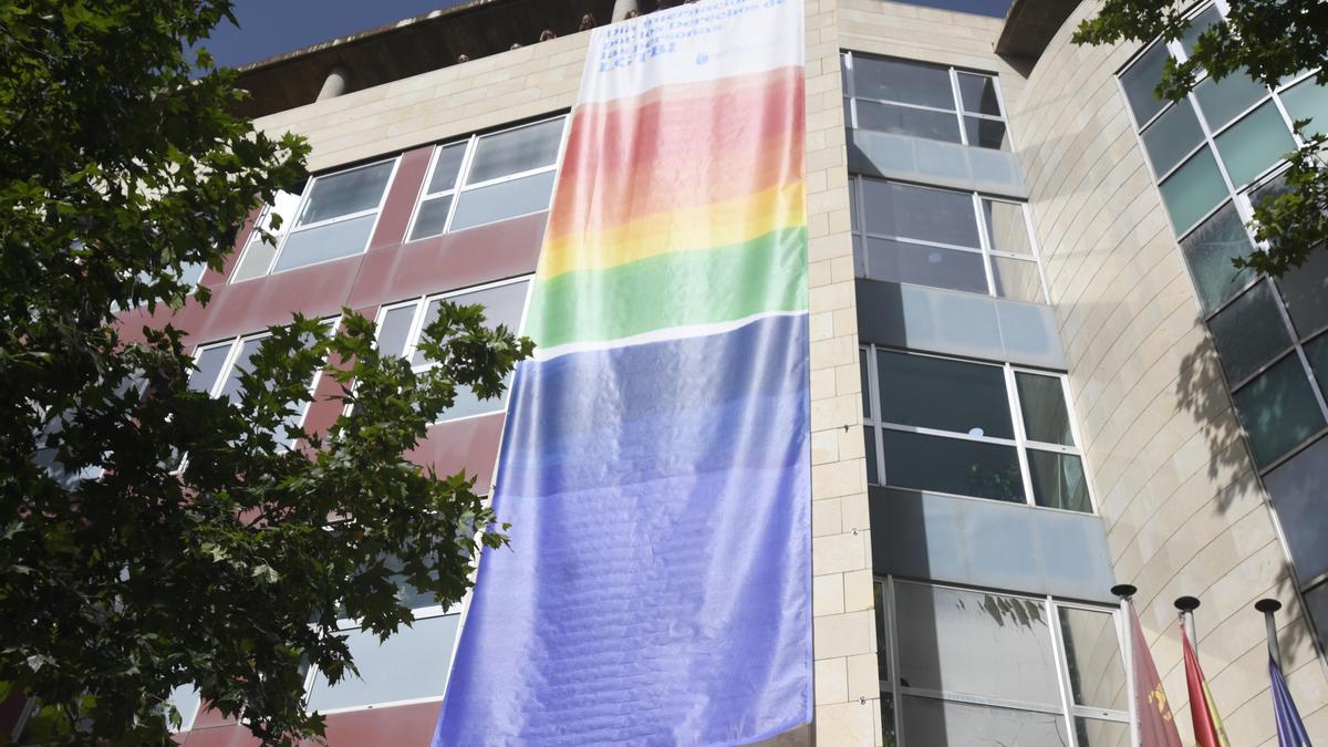 La bandera del Orgullo luce en el balcón de Política Social