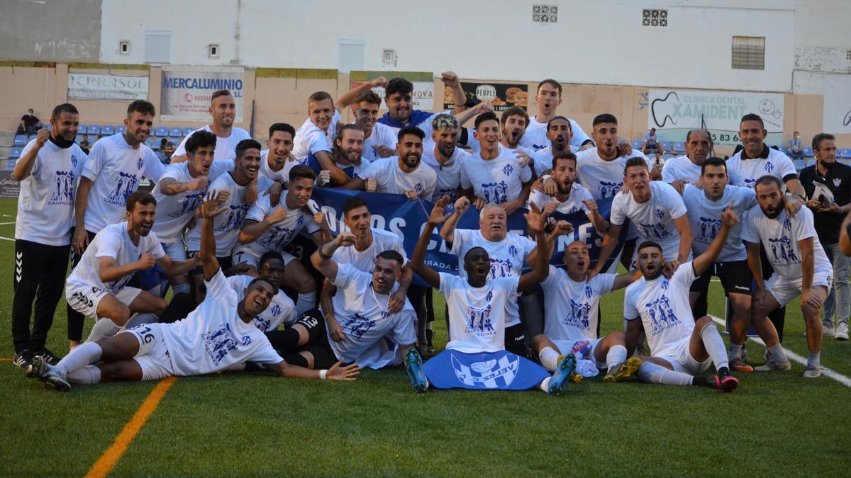 El Vélez CF celebra su ascenso de categoría.