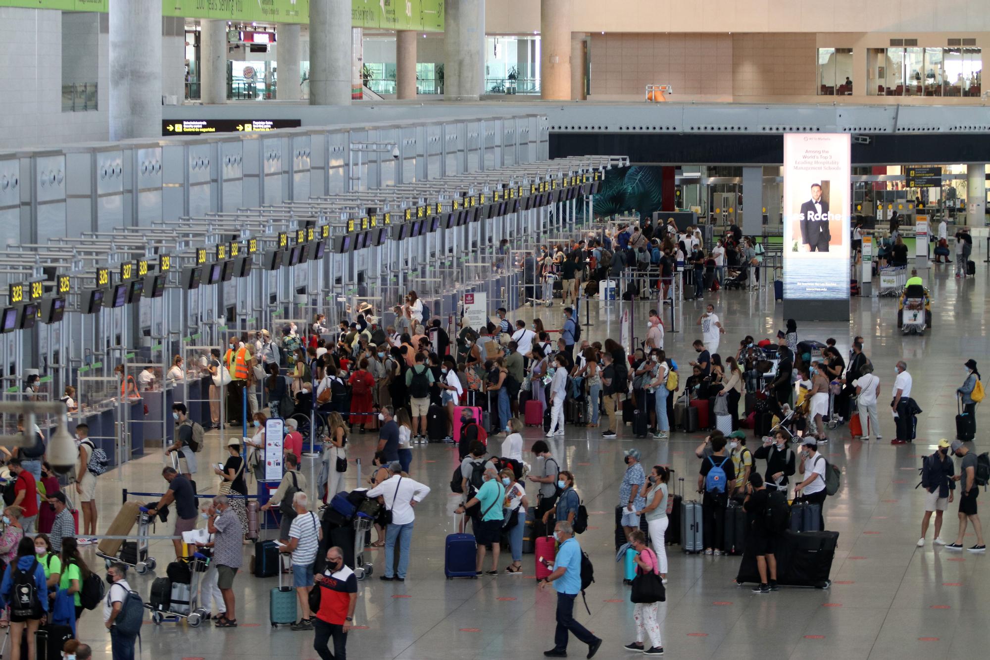 Llegada de turistas al aeropuerto de Málaga, el primer día de las vacaciones de verano de 2021