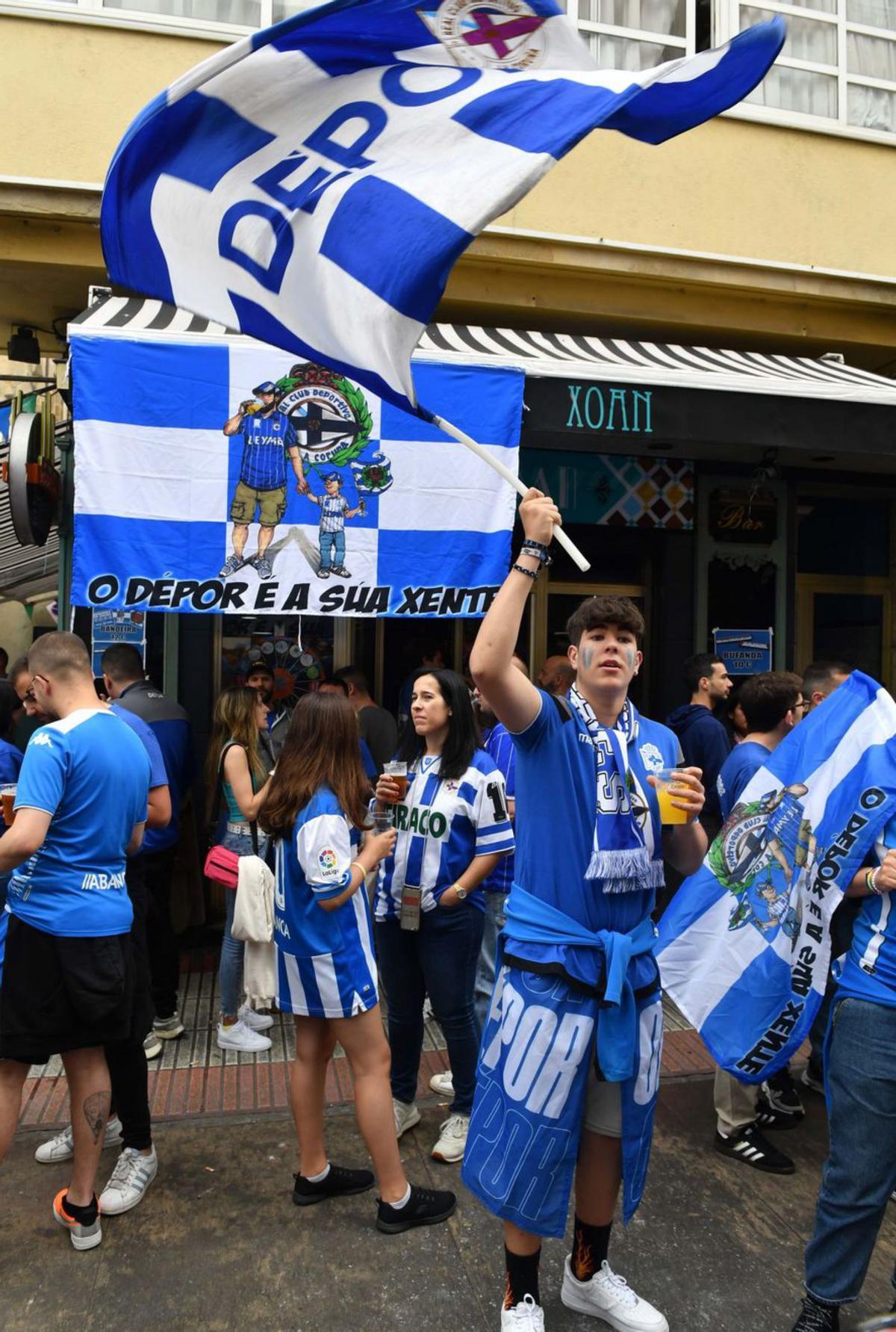 Una gran marea azul llena Riazor de esperanza | V. E.