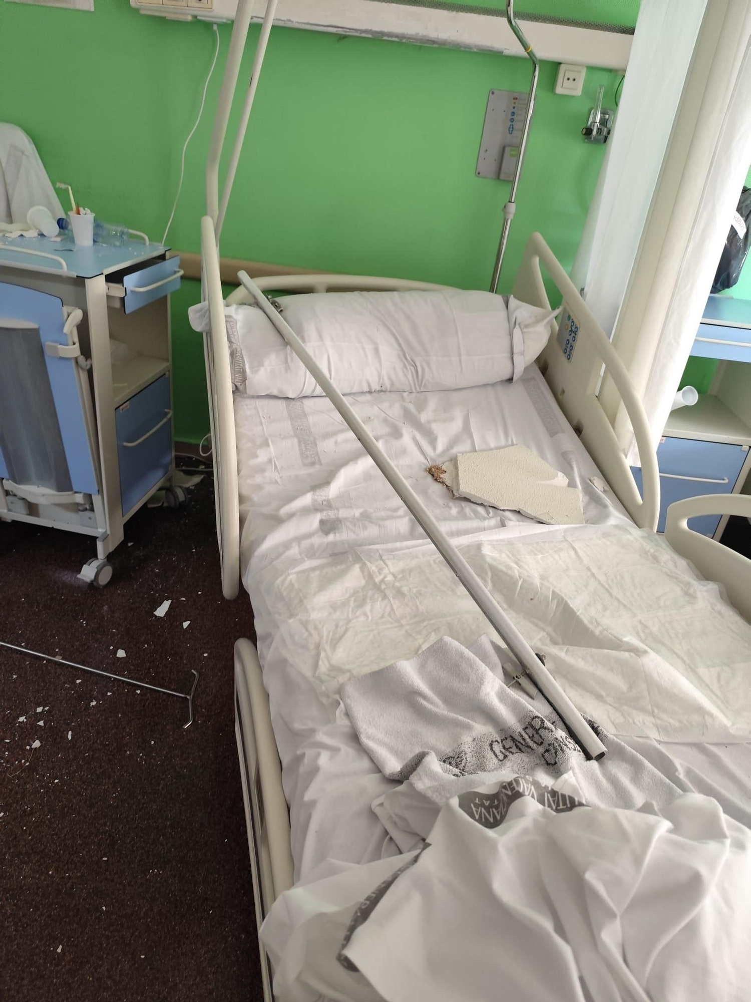 Cae el techo de escayola de una habitación del Hospital de Alicante