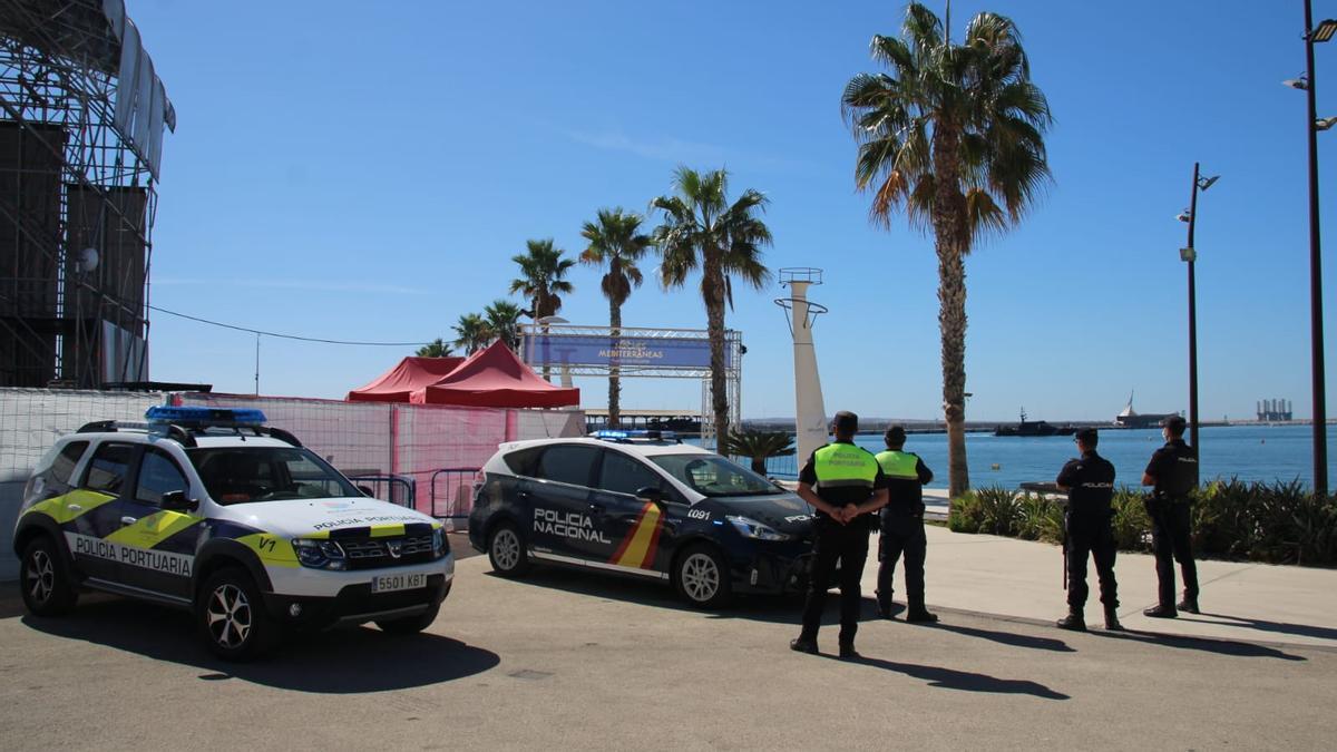 Detienen a dos personas infraganti cuando intentaban robar en un conocido local de ocio del puerto de Alicante.