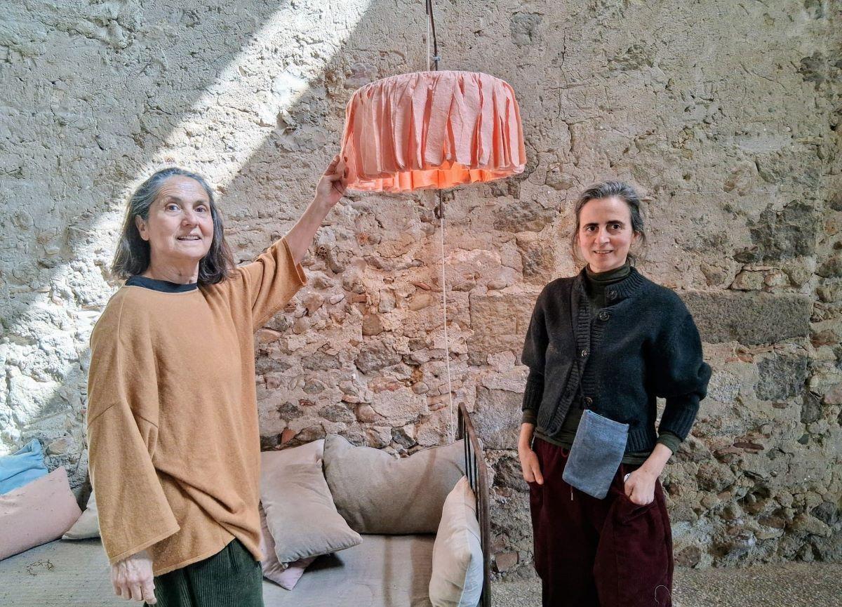 Catalina Alós i Ana Casas amb una de les seves creacions
