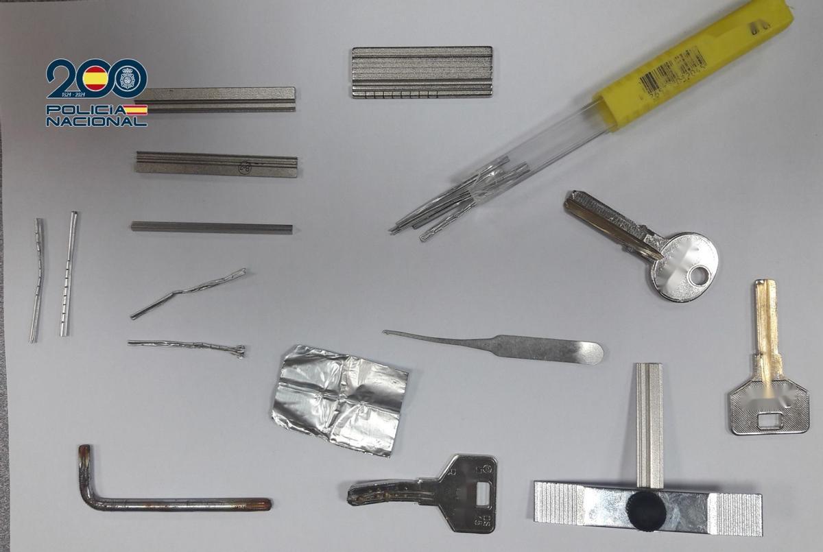 Herramientas incautadas con las que los ladrones entraron en las viviendas.