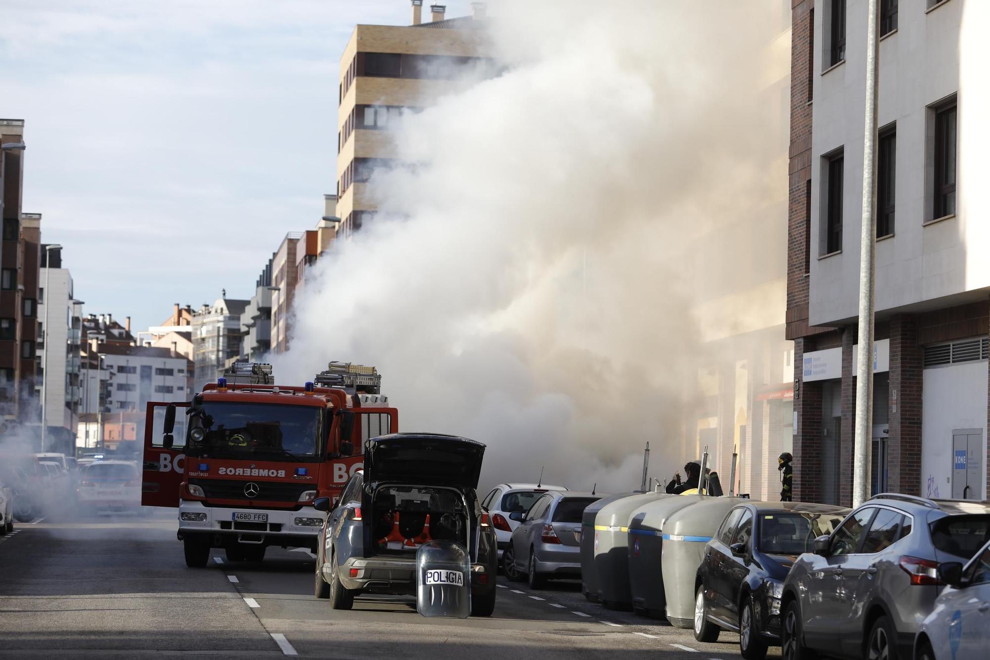 EN IMÁGENES: Intervención de bomberos en Gijón por una furgoneta ardiendo