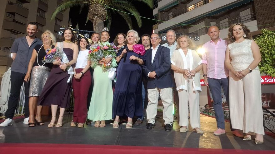 Claudia Mulero y Alba Lavado, coronadas reinas del Centro y La Paz en Almendralejo