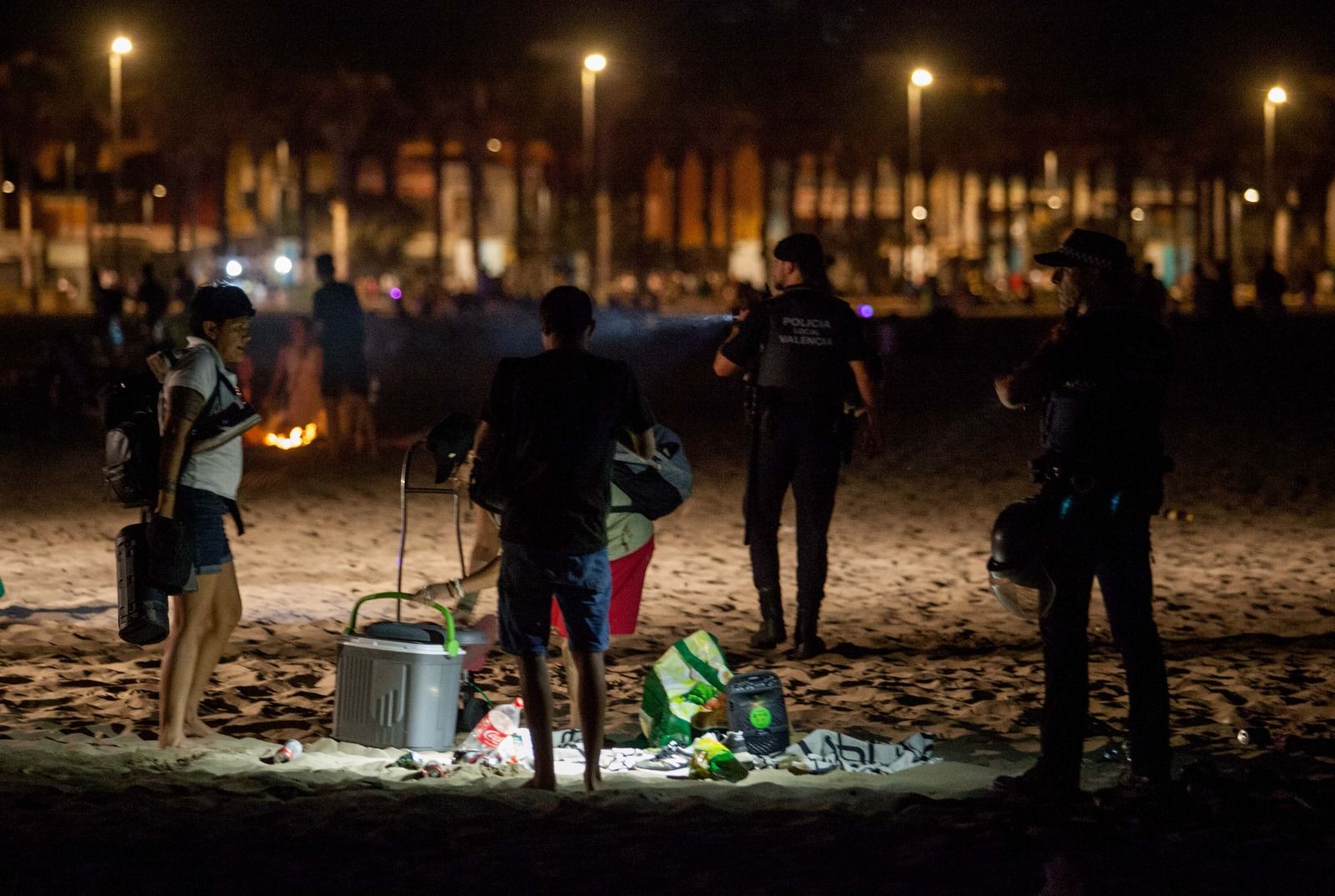 Desalojo y limpieza de las playas tras la noche de San Juan