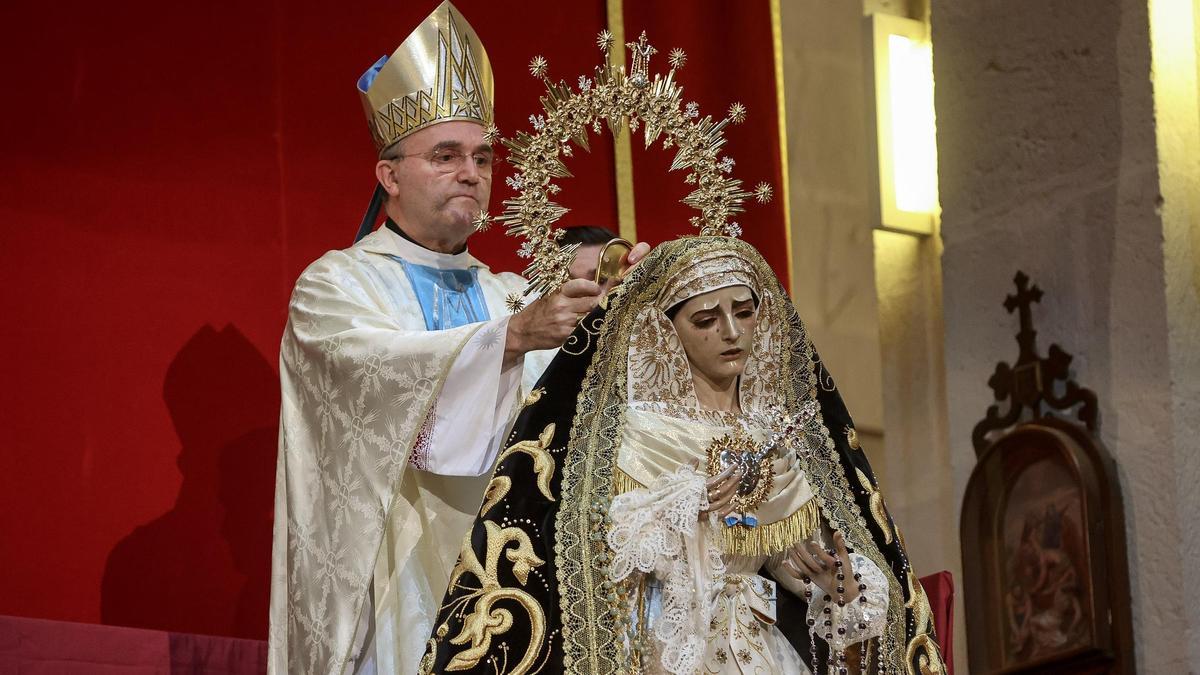 Momento en el que el obispo de Orihuela-Alicante corona la imagen de Nuestra Señora de la Piedad.
