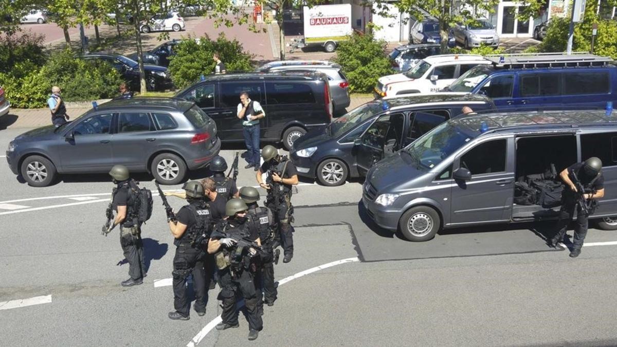 Policía alemana frente al cine de Viernheim.