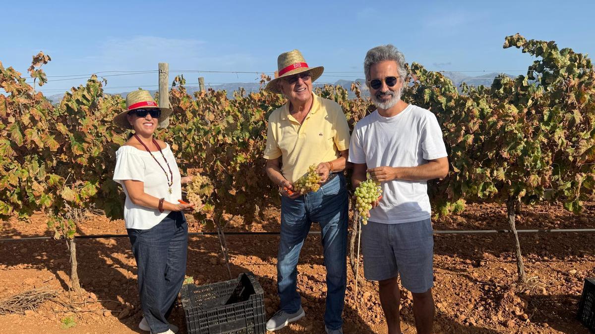 Sebastià Rubí, propietario del celler (centro), con sus hijos Xisca y Carlos