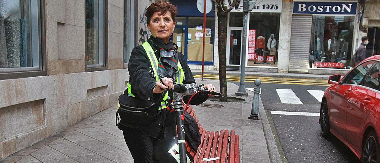 Ana Ramos, en un momento de descanso con su patinete eléctrico en la ciudad. |   // IÑAKI OSOIRO