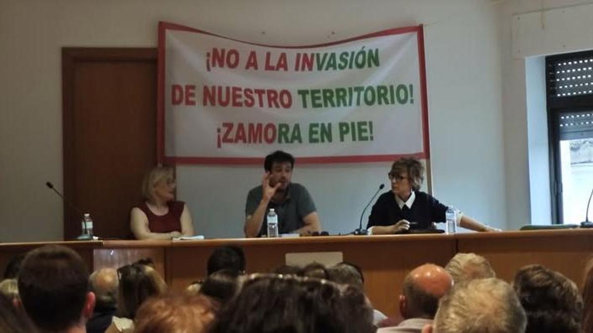 Miembros de la Federación Zamora en Pie imparten la charla en Coreses.