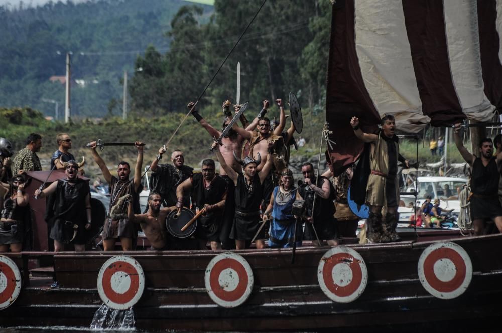 Las hordas vikingas desembarcan con sus armas y sus gritos de guerra en Catoira ante 30.000 personas.