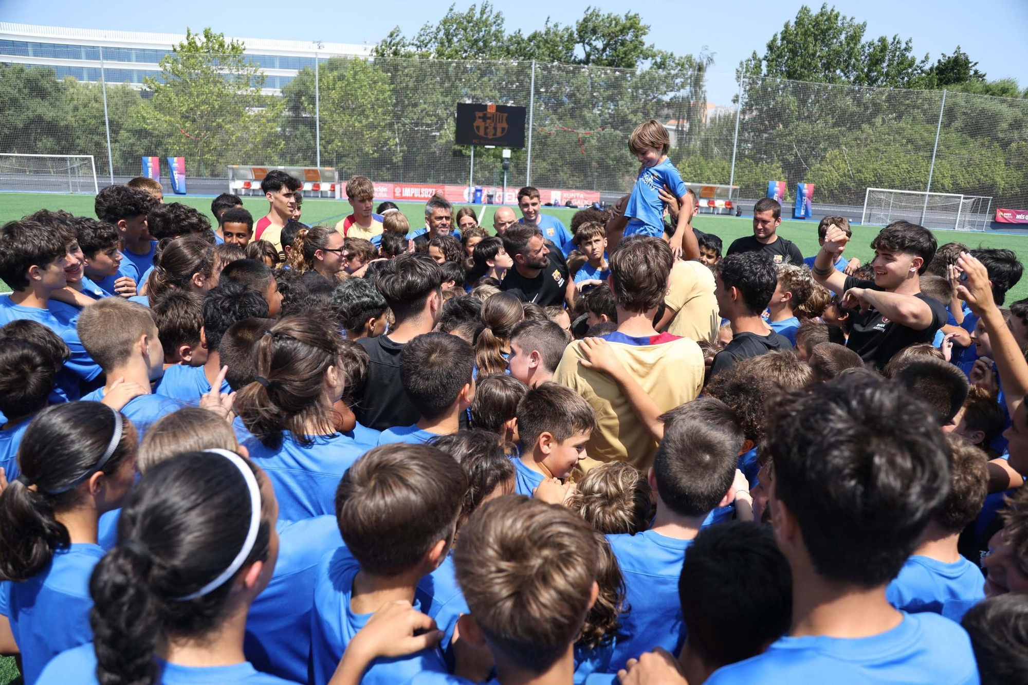 Casi 200 niños acuden a un campus del Barça en Arteixo