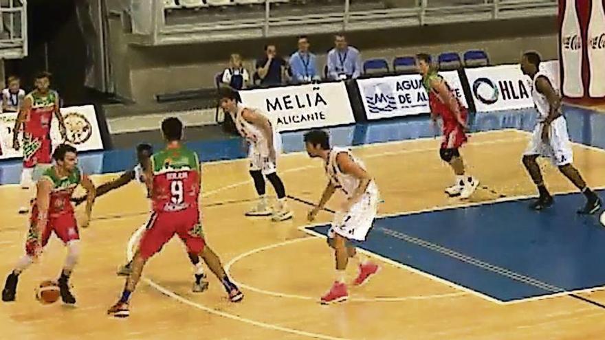 Aquimisa Laboratorios Queso Zamorano elabora una jugada de ataque en el partido jugado ayer en Alicante.