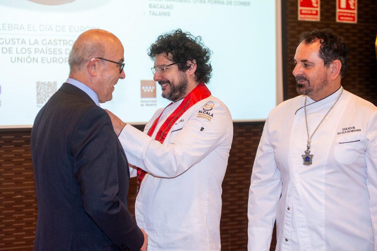 El consejero de Presidencia y el director del Parador de Alcalá, Pedro Soria, ha recibido la insignia de Alcalá Gastronómica