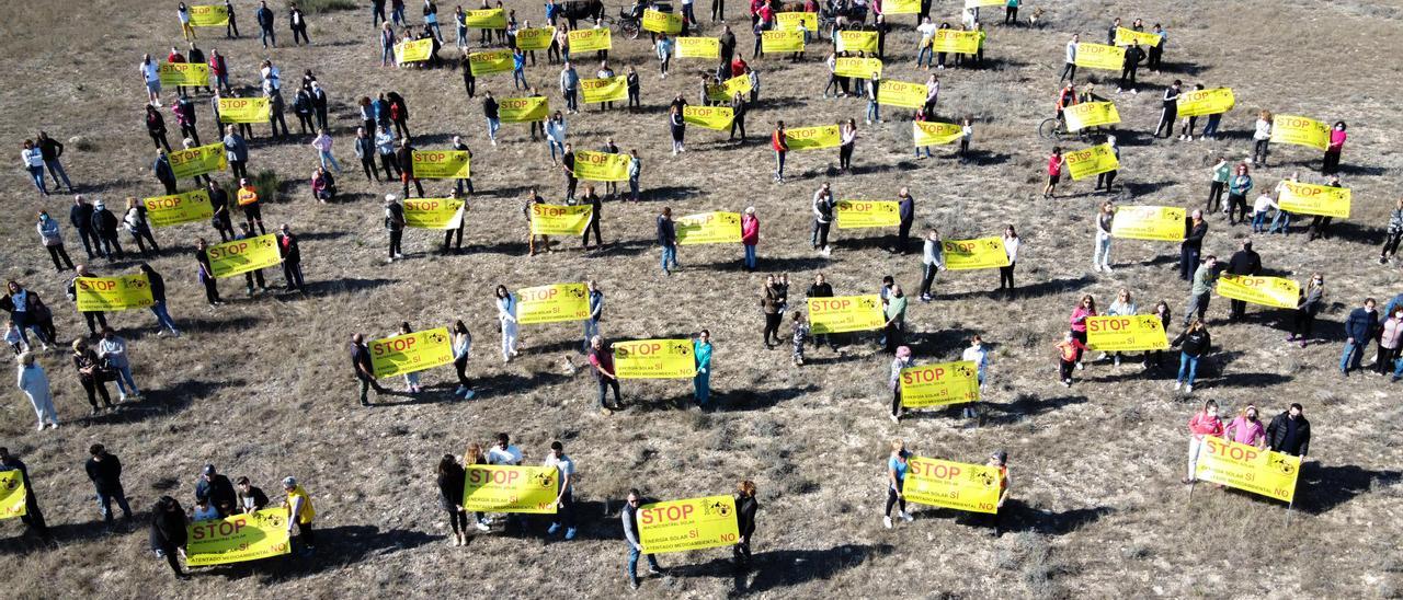 La primera protesta de ecologistas y vecinos de Elda contra la instalación de macroplantas solares en el Vinalopó.