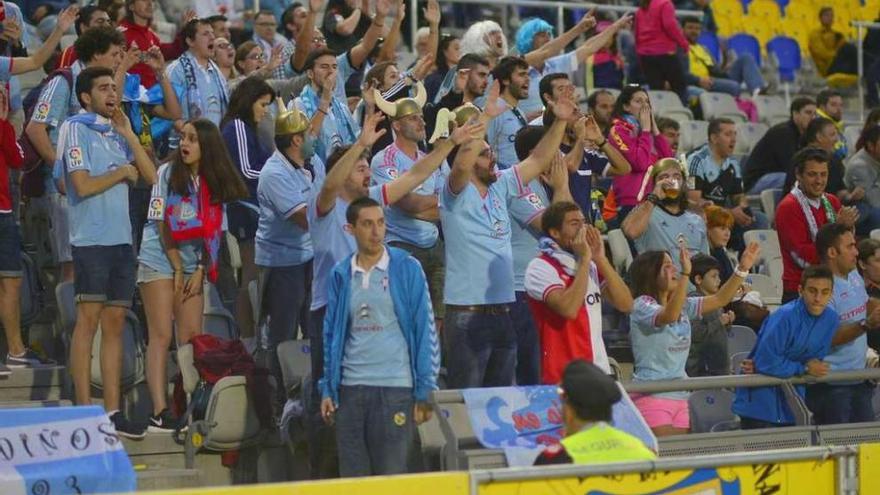 Los aficionados del Celta que ayer acudieron al estadio de Gran Canaria. // LOF