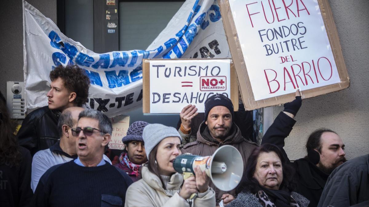 Vecinos protestando en el último desahucio ordenado en Alicante.