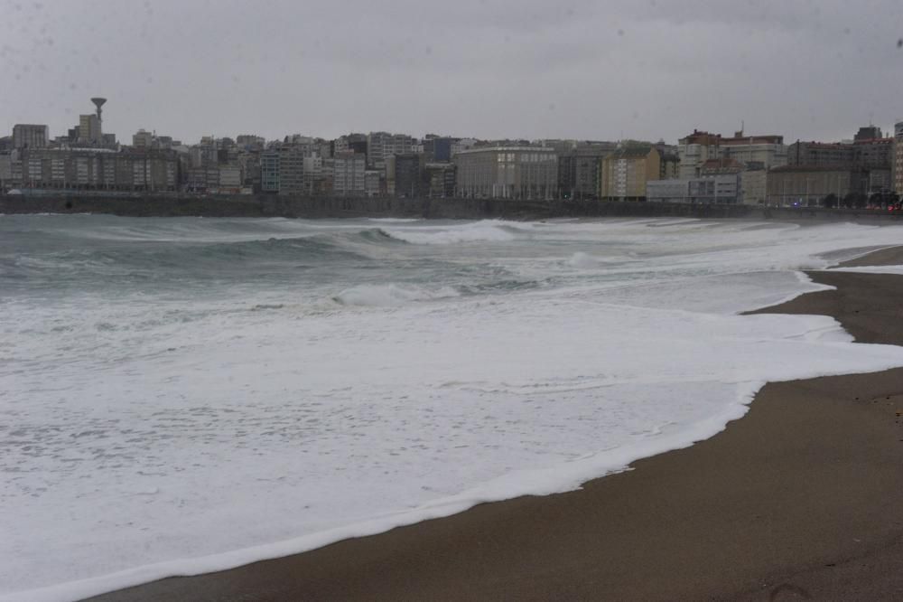 El temporal obliga a cortar el paseo marítimo