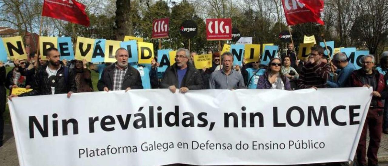 Protesta en Santiago  |  Decenas de personas se concentraron ayer en San Caetano para pedir la paralización de la aplicación de la Lomce y su &quot;derogación&quot;. Convocados por la Plataforma Galega en Defensa do Ensino Público instan a los padres a no enviar a los niños a clase esos días. &quot;El año pasado más del 50% de las familias no los mandaron y la Consellería de Educación sigue obstinada en realizar las pruebas&quot;, expresó Anxo Louzao, de CIG-Ensino. &quot;No tiene sentido. Es trabajo burocrático y no beneficia ni al sistema ni al aprendizaje&quot; , añadió Louzao sobre las evaluaciones.