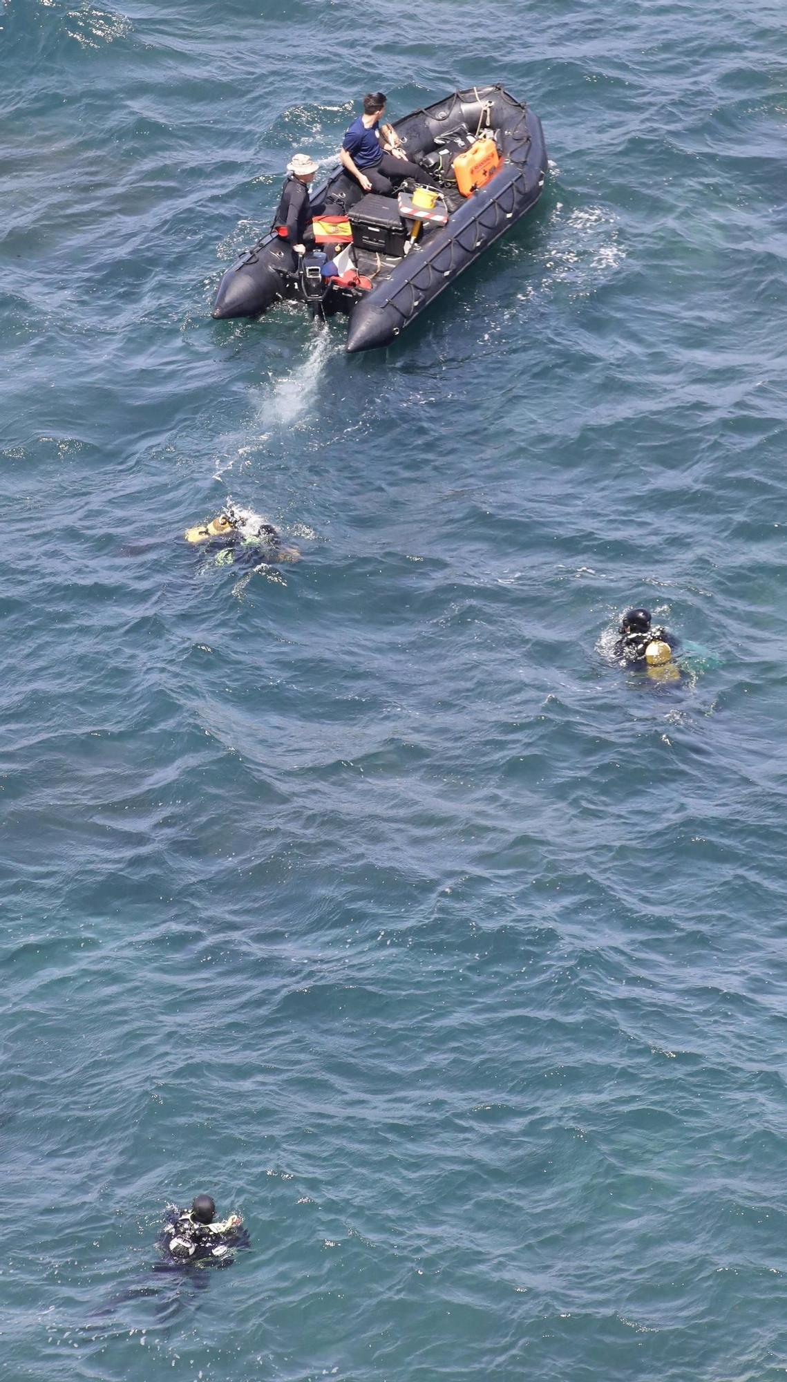 En imágenes: Así fueron las labores de desactivación de tres obuses en la costa de Gijón