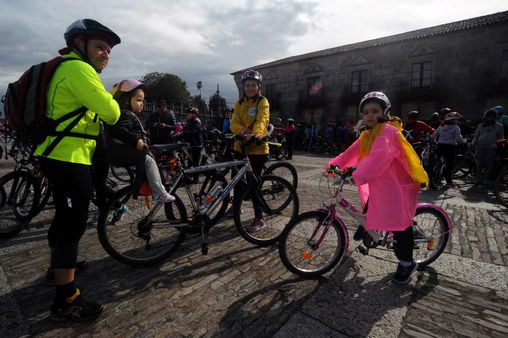 Un pelotón de ciclistas desafía a la lluvia en Cambados