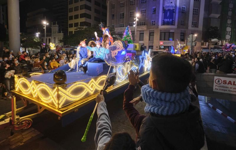 Cortejo Real que sustituye a la tradicional Cabalgata de Reyes Magos por el centro de Santa Cruz de Tenerife