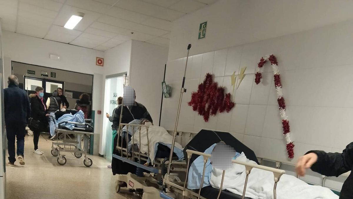 Pacientes en los pasillos de Urgencias del CHUS