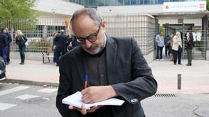 El exdiputado de la CUP en el Parlament de Catalunya Antonio Baños con un cuaderno a su llegada al Juzgado de lo Penal Número 30, a 29 de septiembre de 2022, en Madrid
