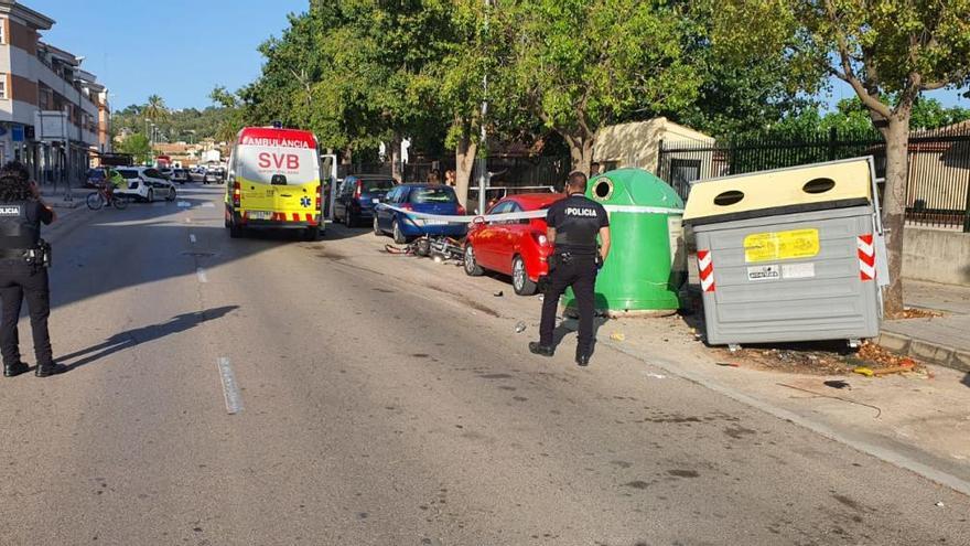 Dos heridos al colisionar un ciclomotor contra un contenedor en Alzira