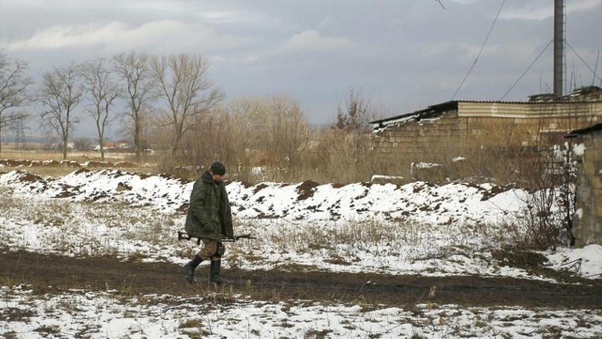 Combatiente rebelde patrullando en un área del frente de Donetsk.