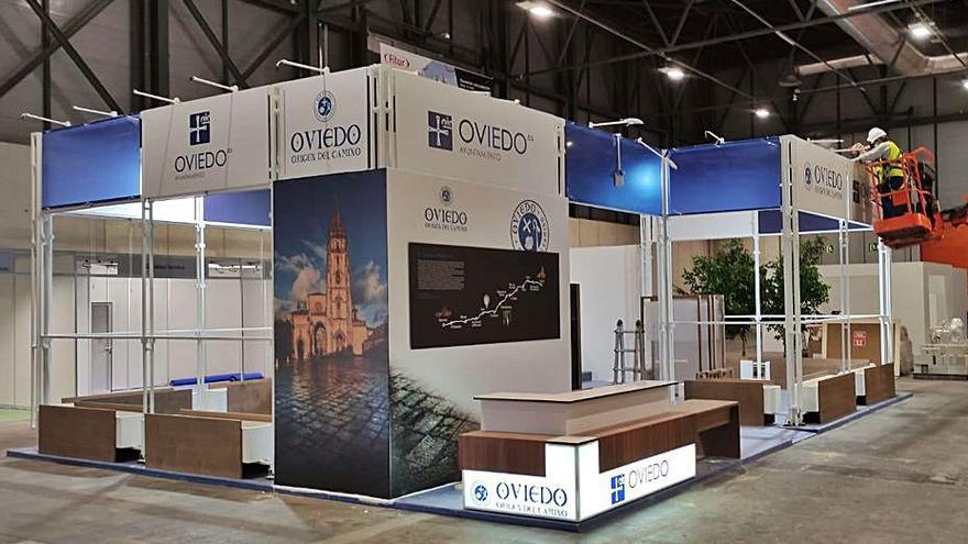 Operarios montando el stand de Oviedo en Fitur. | LNE