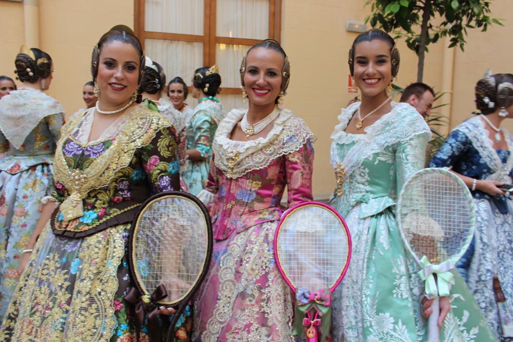 Tres generaciones de falleras en la Batalla de Flores