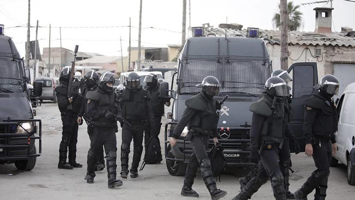 Agentes de la Guardia Civil irrumpen en Son Banya en la denominada operación 'Iron Belt'.