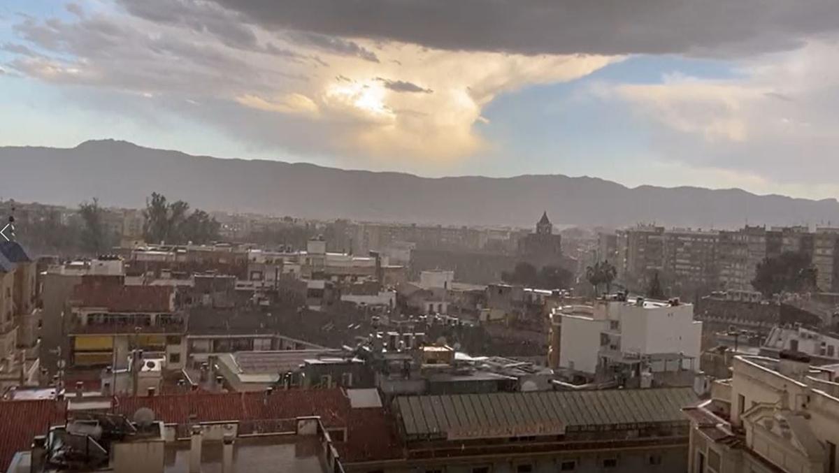 Una tromba de agua pilla por sorpresa a los murcianos.